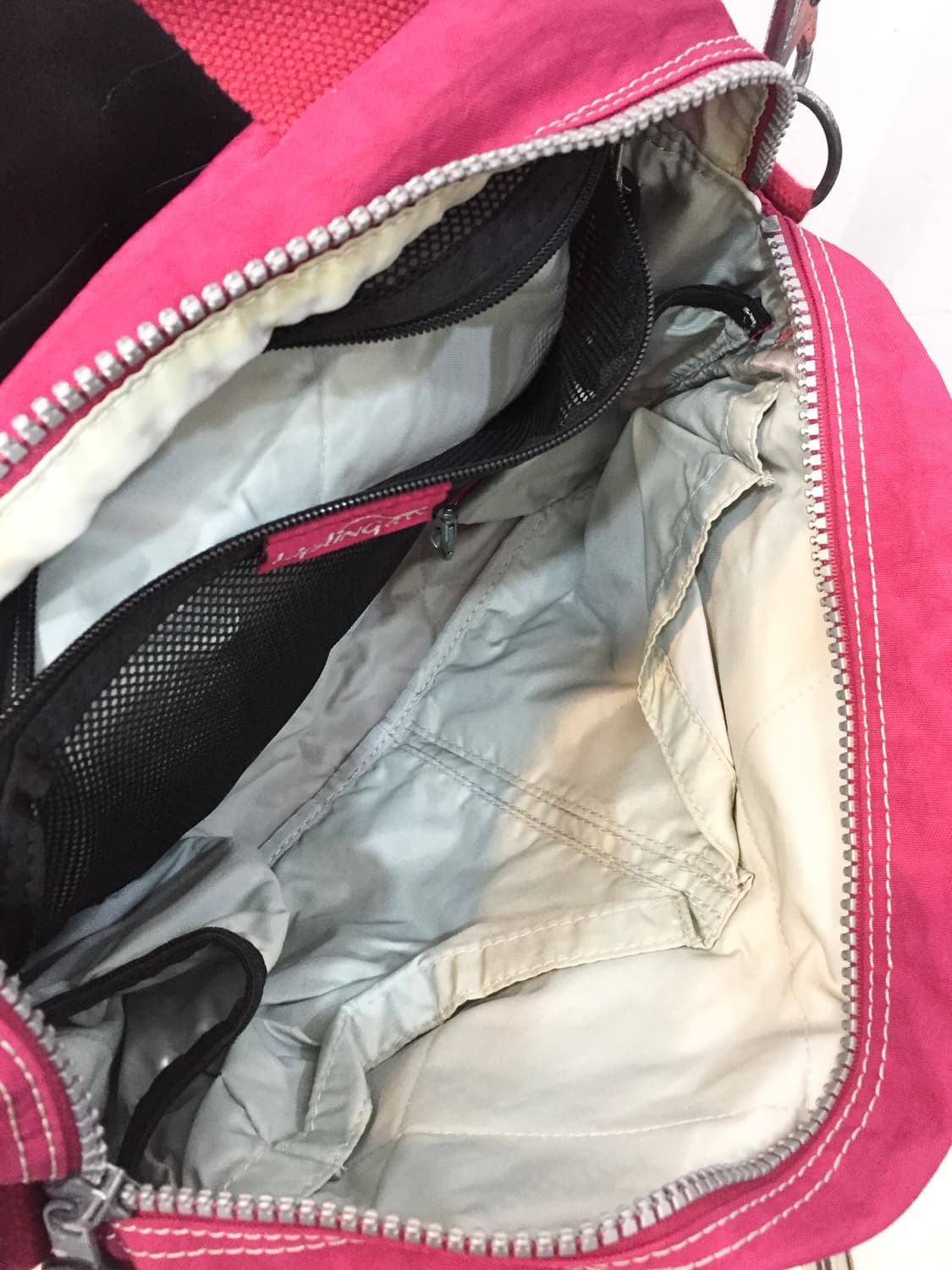 키플링 포켓 보부상 핫핑크 크로스백 상품이미지4