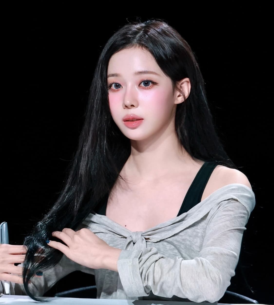 오운서 마리나 오프숄더 블랙 (에스파 윈터 착용) 상품이미지4