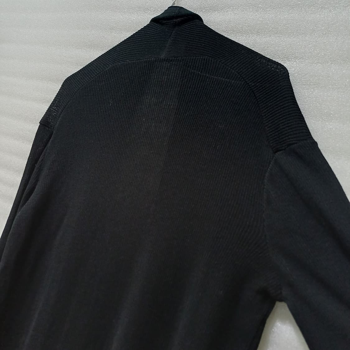 (찐블랙)

얇고 부드럽고 깔끔 , 신축성.
정품, 별 사용감 없이 굿. 상품이미지2