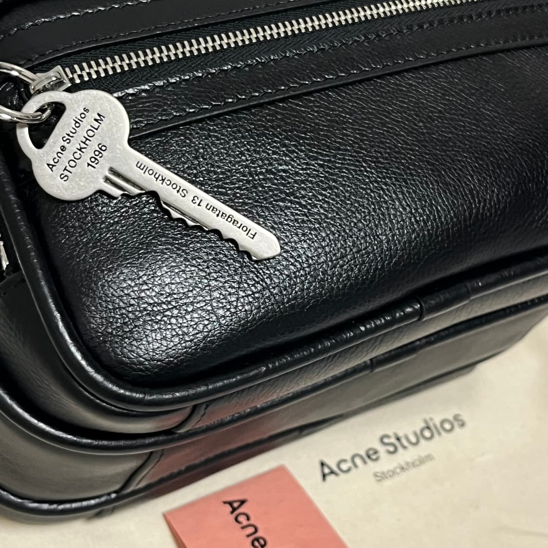 아크네스튜디오 25fw 카메로백 키트/블랙 상품이미지4