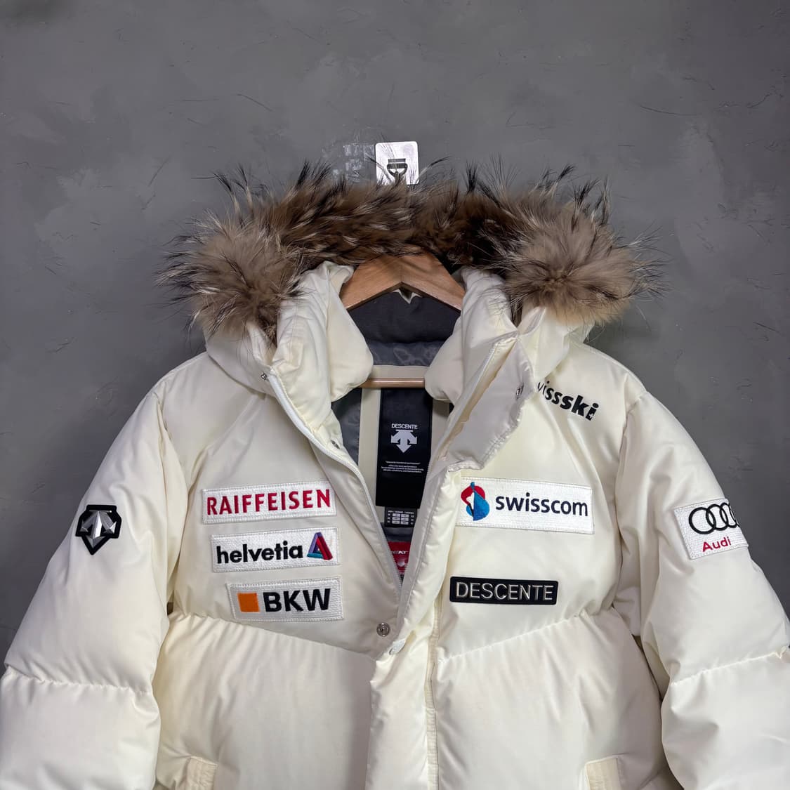 데상트 아우디 스위스 스키팀 덕다운 패딩 화이트 상품이미지2