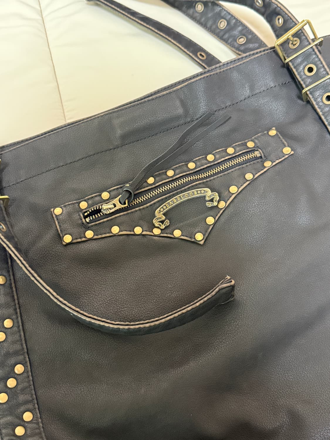 배드블러드 스터디드 레더 쇼퍼백 - 워시드블랙 상품이미지3