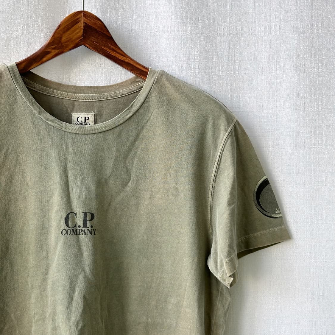 CP 컴퍼니 렌즈 로고 프린팅 반팔 티셔츠 카키 105 상품이미지2