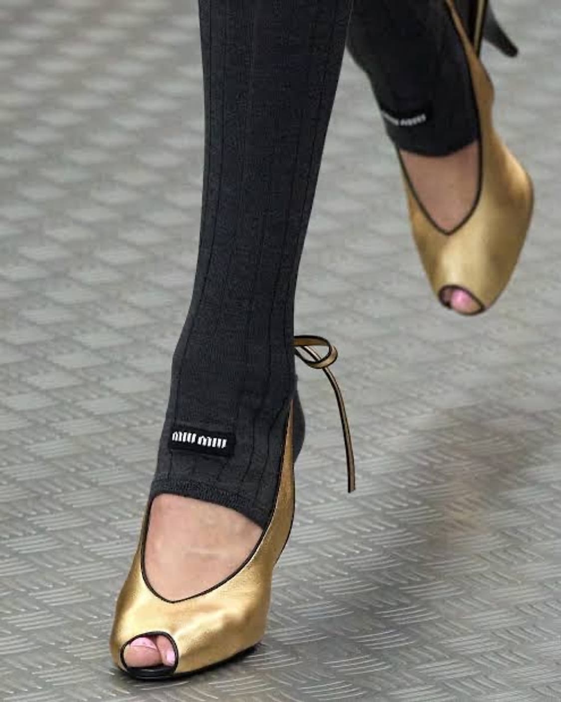 미우미우 니하이 로고 삭스 상품이미지3