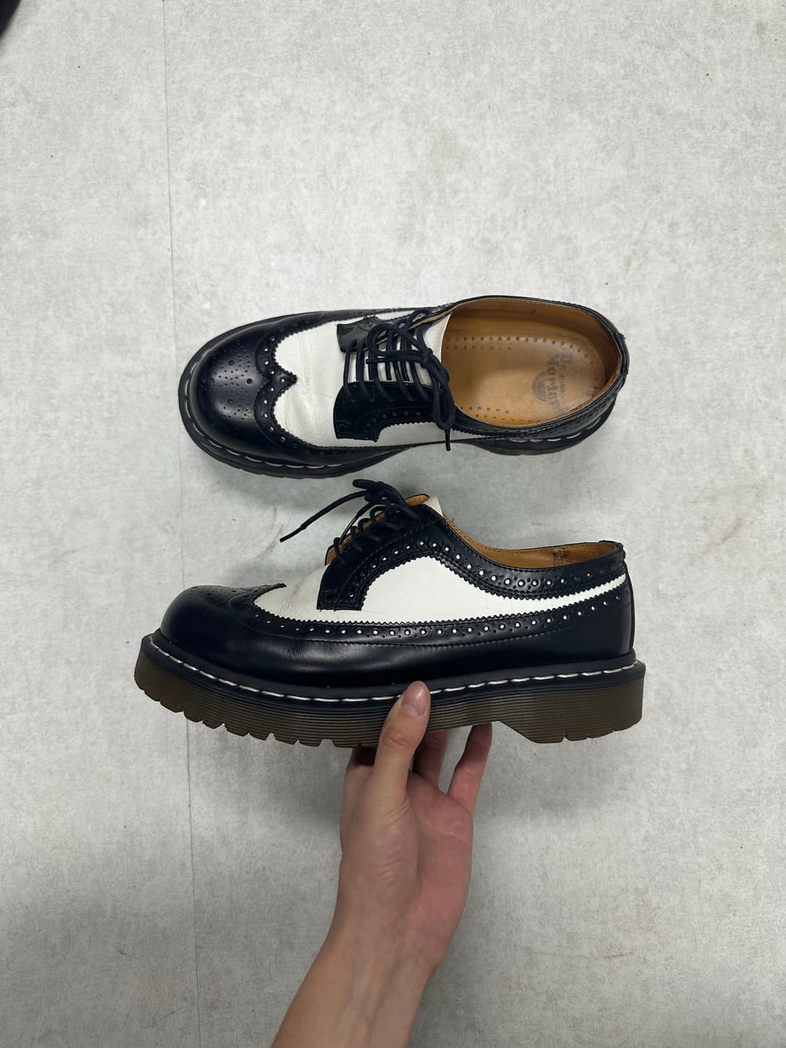 닥터마틴 윙팁 상품이미지1