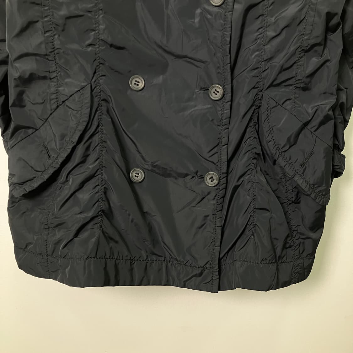 06FW 이세이미야케 블랙 나일론 더블 브레스티드 코트  상품이미지6