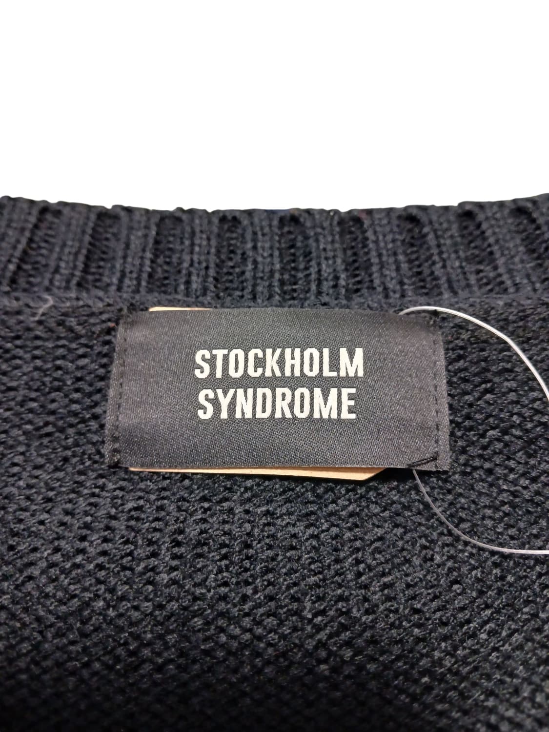 Stockholm 자수 브이넥니트 상품이미지2
