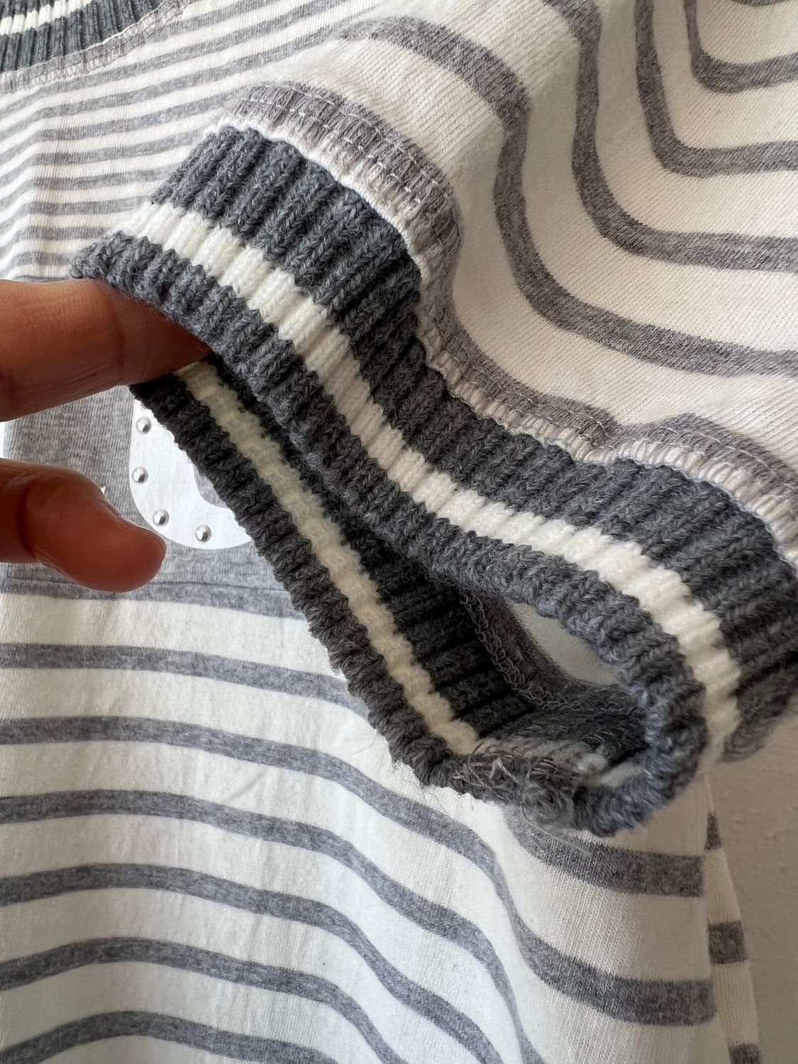 손정완 여성 그레이 스트라이프 니트립 반팔티셔츠 상품이미지4