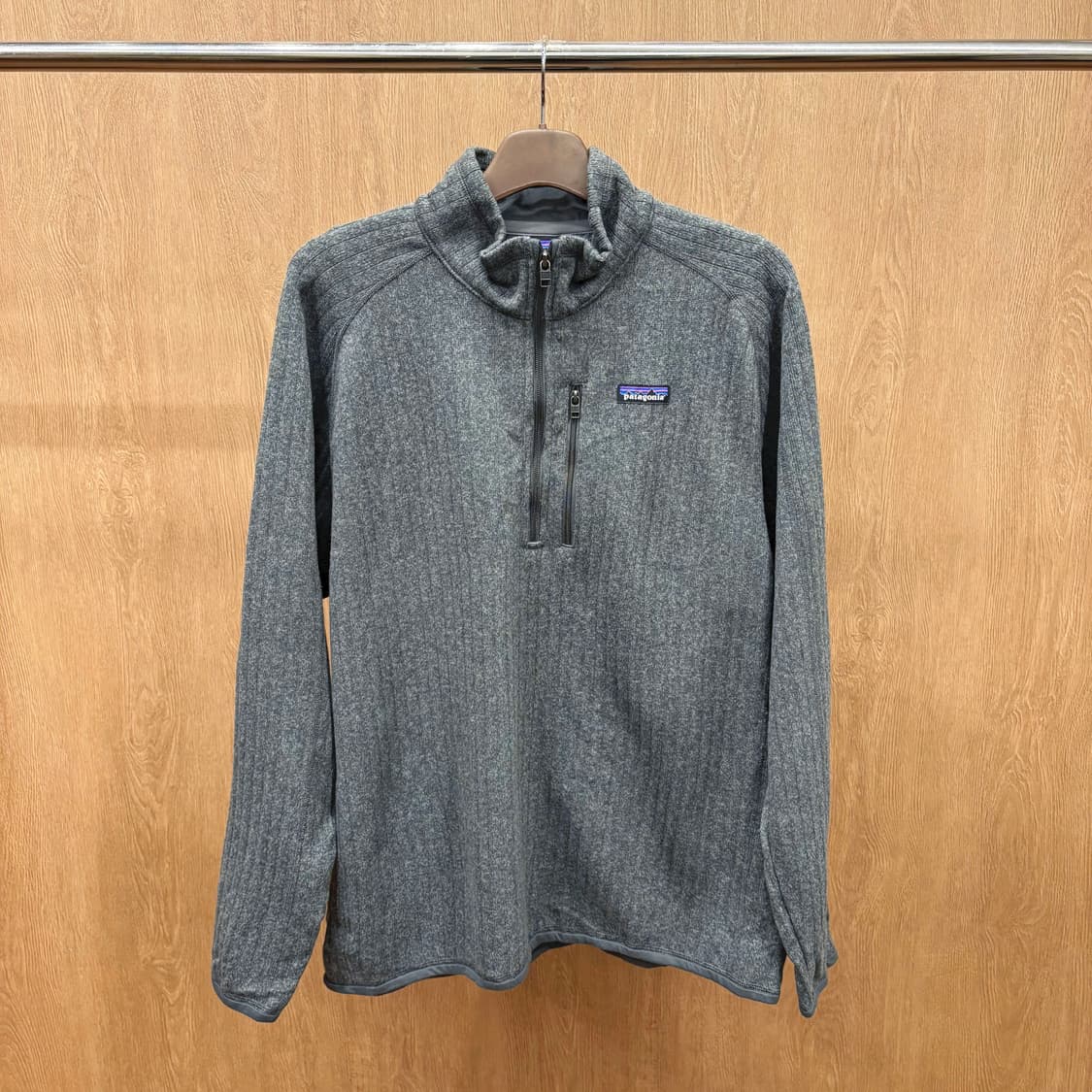 파타고니아 하이넥 플리스 하프 집업 지퍼 포켓 디테일 차콜 그레이 상품이미지2