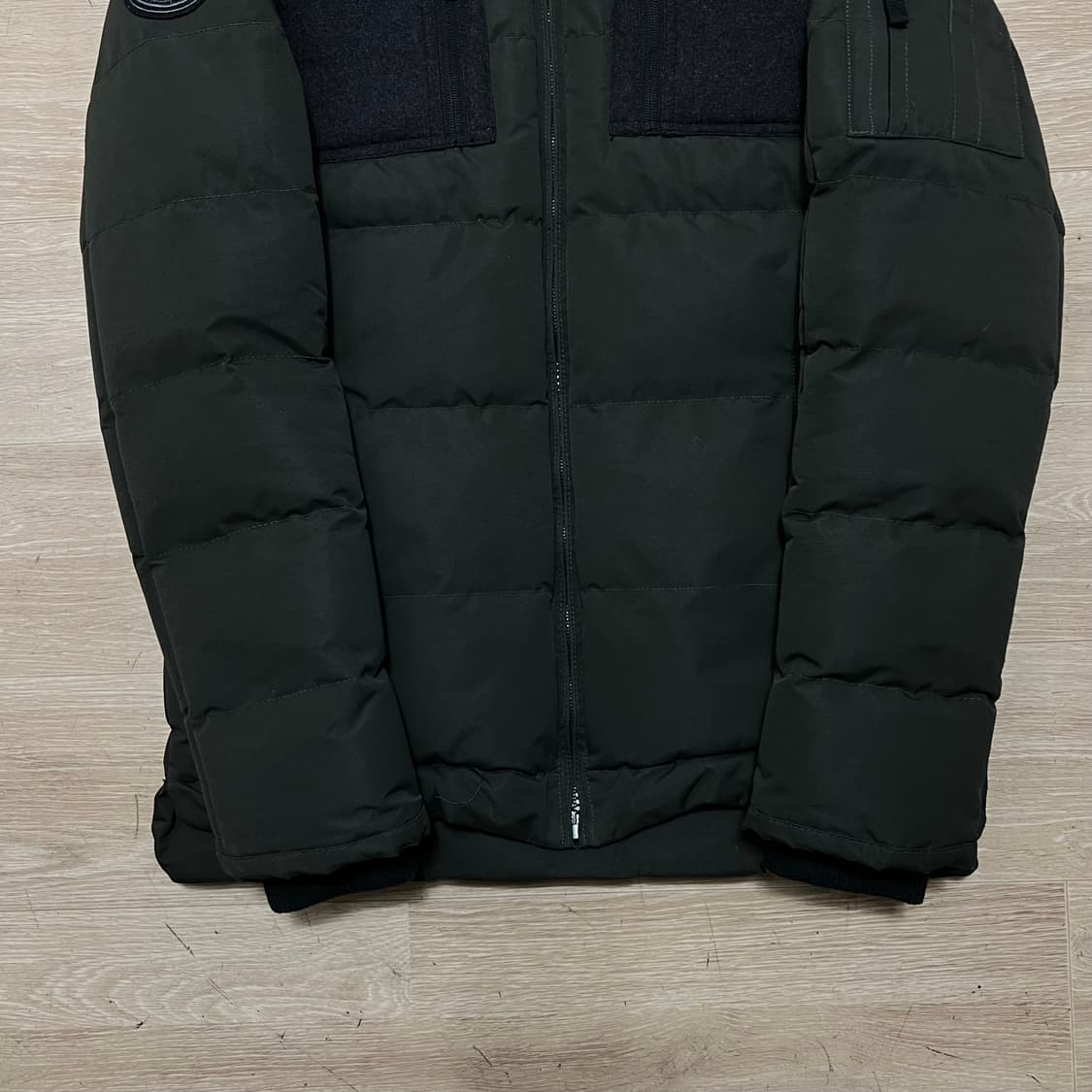 노이즈 니트 배색 와펜 후드 패딩 점퍼 [다크 카키] S/95 상품이미지3