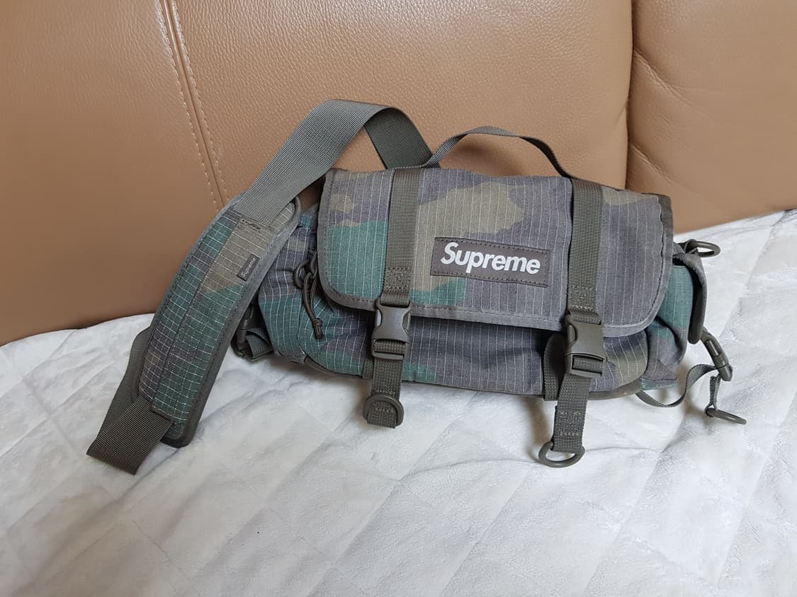 슈프림 미니 더플백 크로스백 우드랜드 카모 24SS 상품이미지1