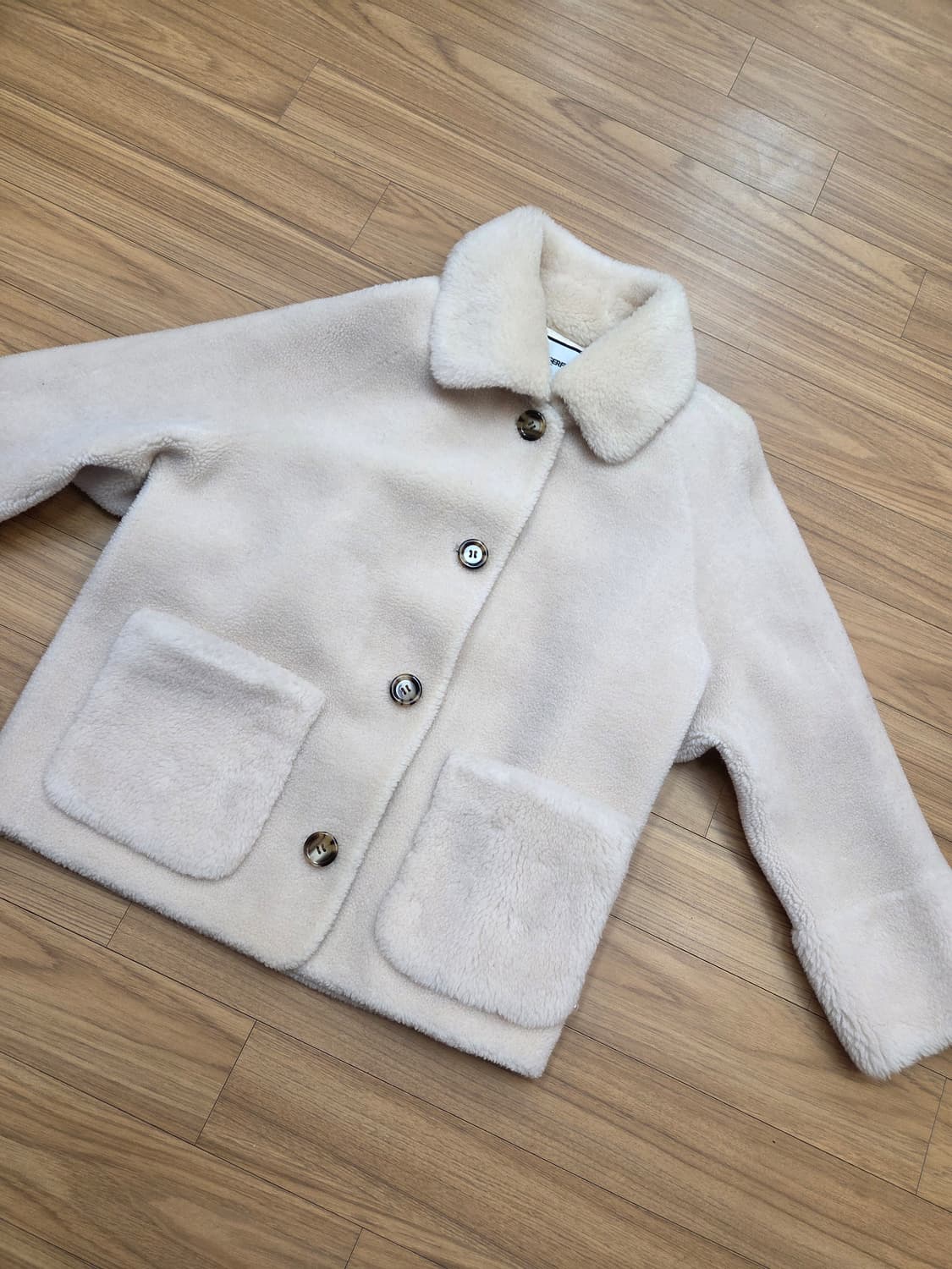 칼 라거펠트 아이보리색 뽀글이 자켓 55사이즈입니다. 뽀글이 소재로 되어 상품이미지1