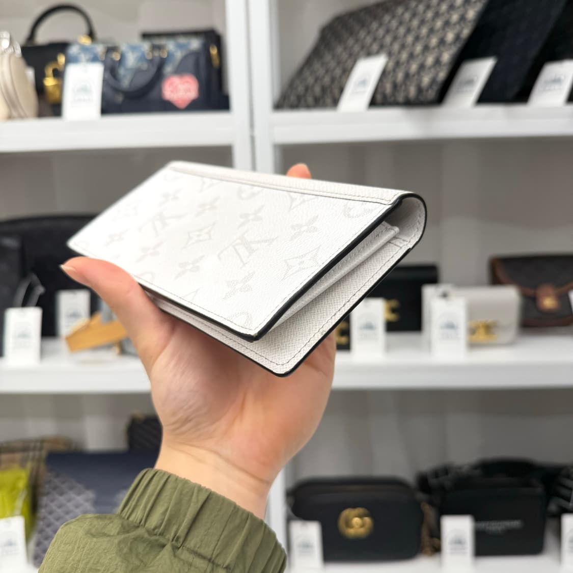 루이비통 화이트 옵틱 장지갑 상품이미지5