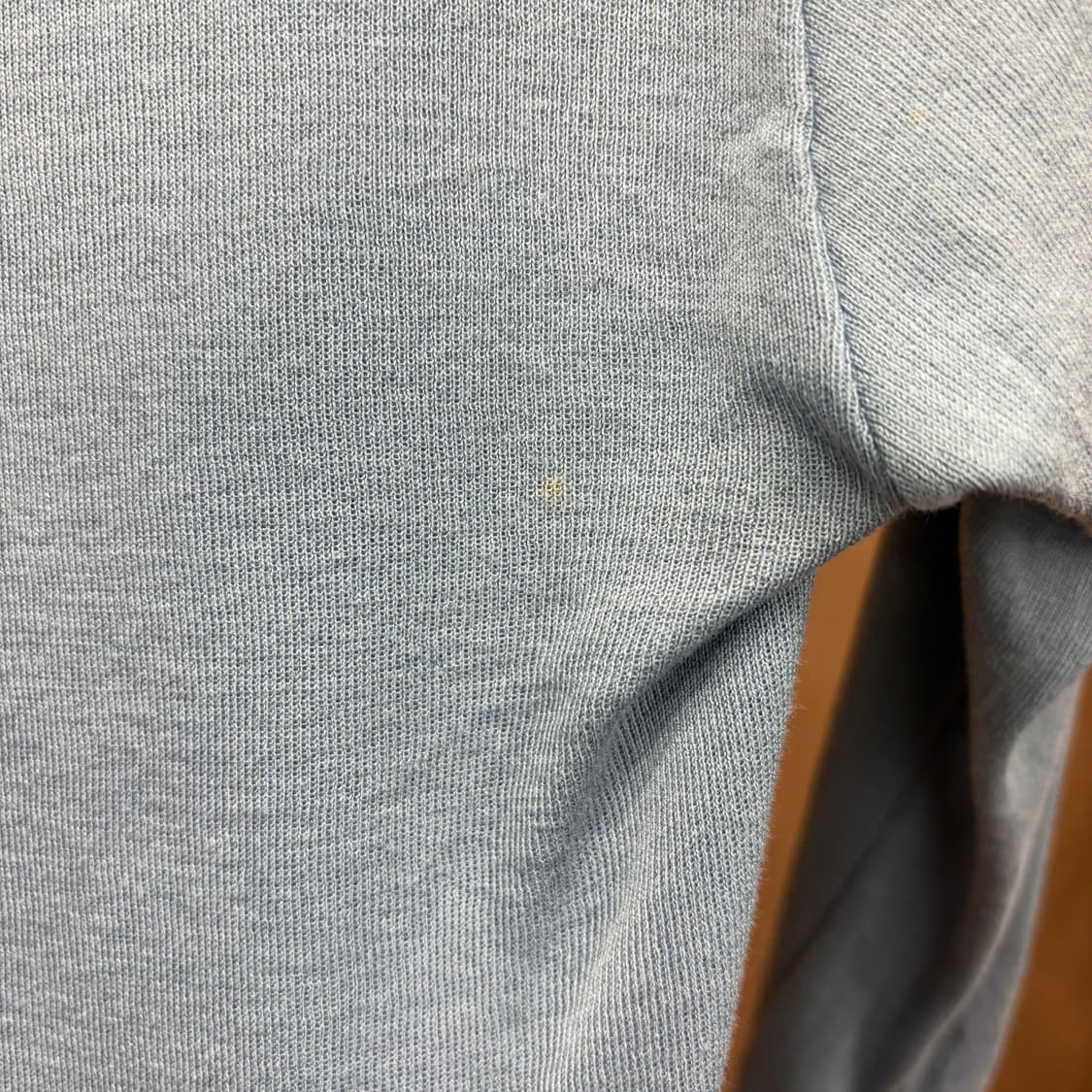 아페쎄 브이넥 니트 프론트 버튼 소매 밑단 시보리 디테일 라이트 블루 상품이미지8