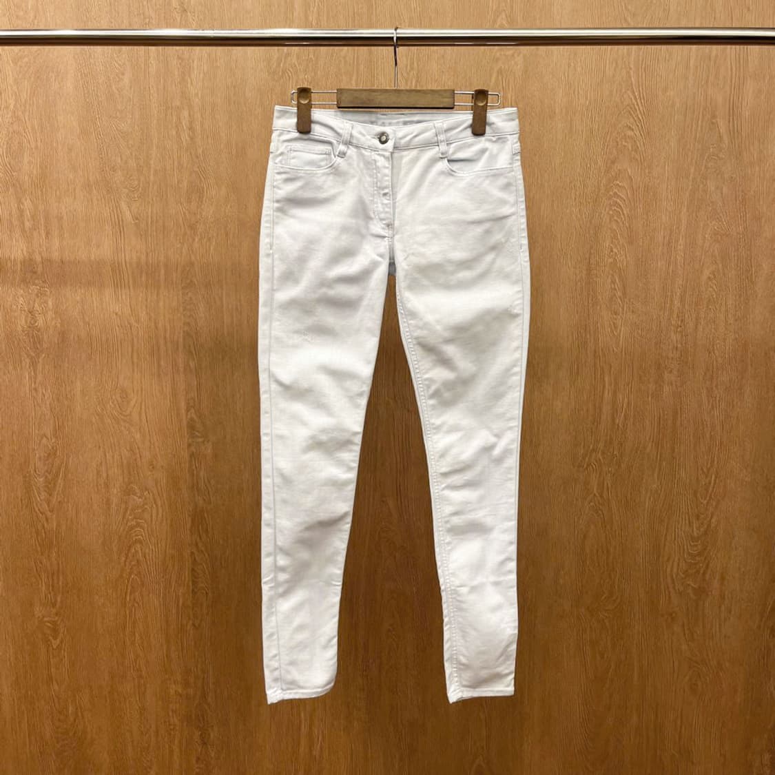 산드로 슬림 스키니 데님 팬츠 미니멀 허리 로고 자수 디테일 라이트 블루 상품이미지2