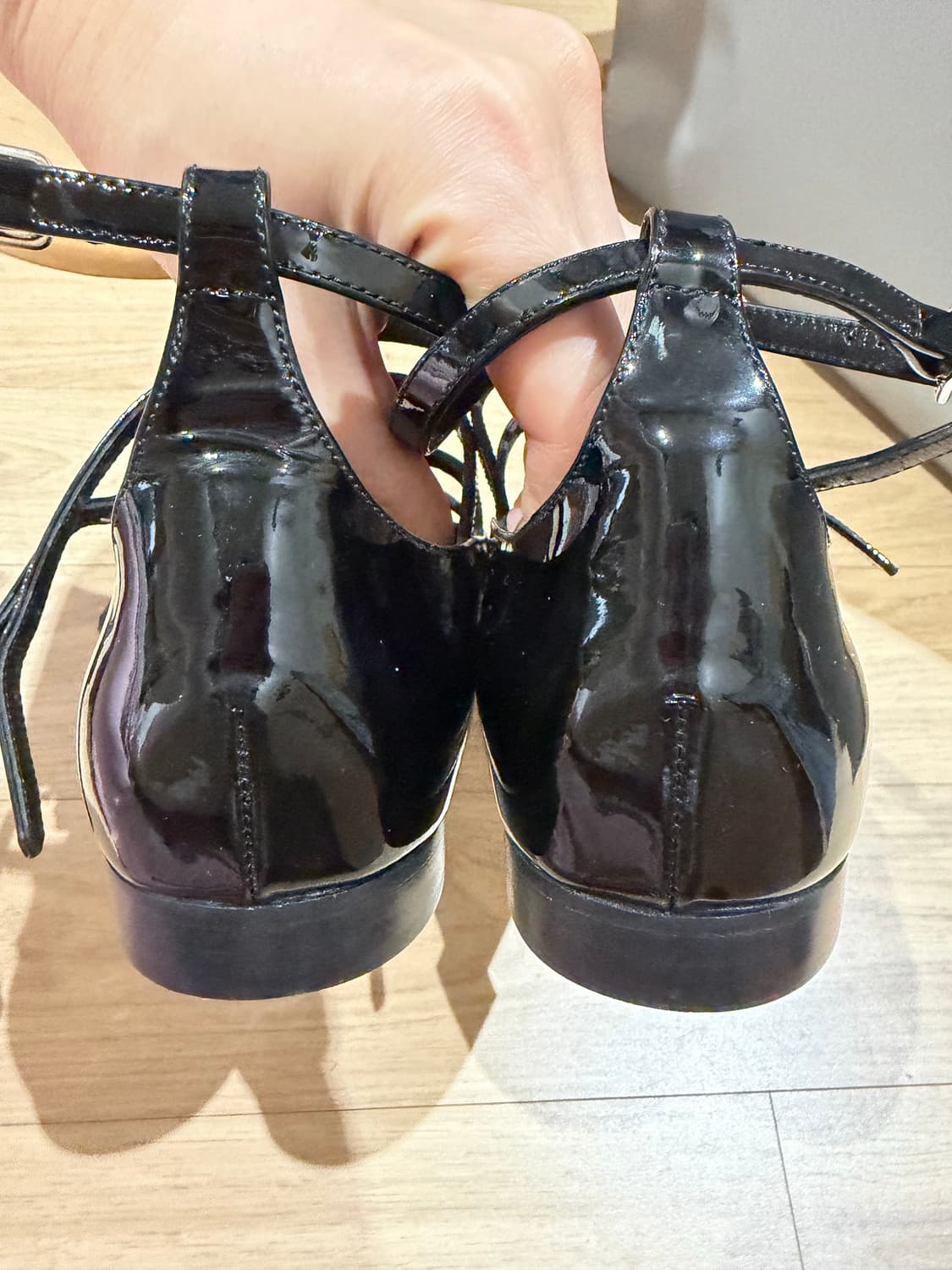 생로랑 블랙에나멜 스트랩 플랫 상품이미지4