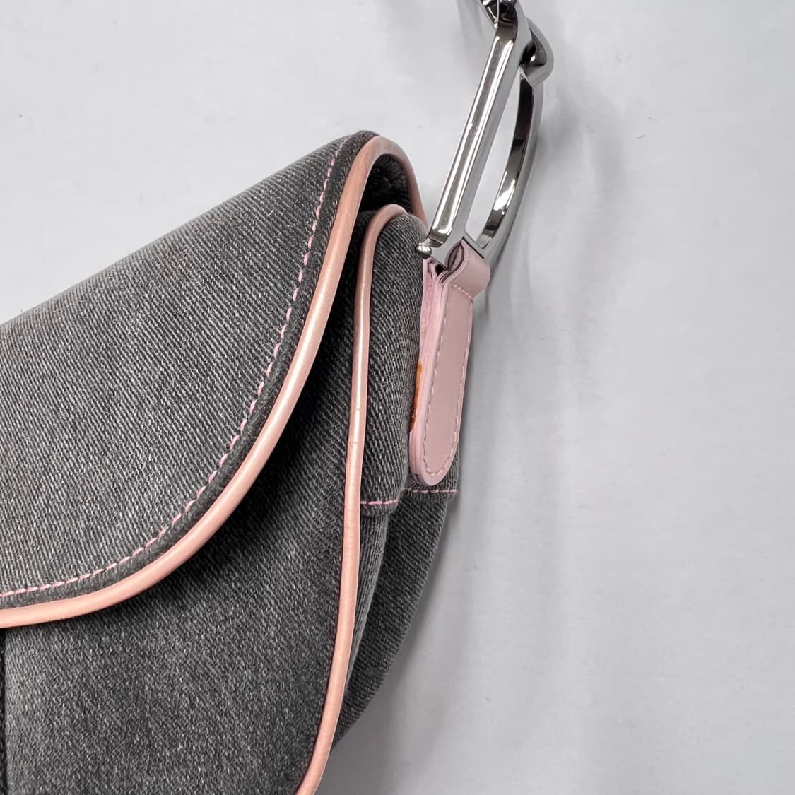 디올 새들백 흑청 데님 핑크 페이턴트 상품이미지7