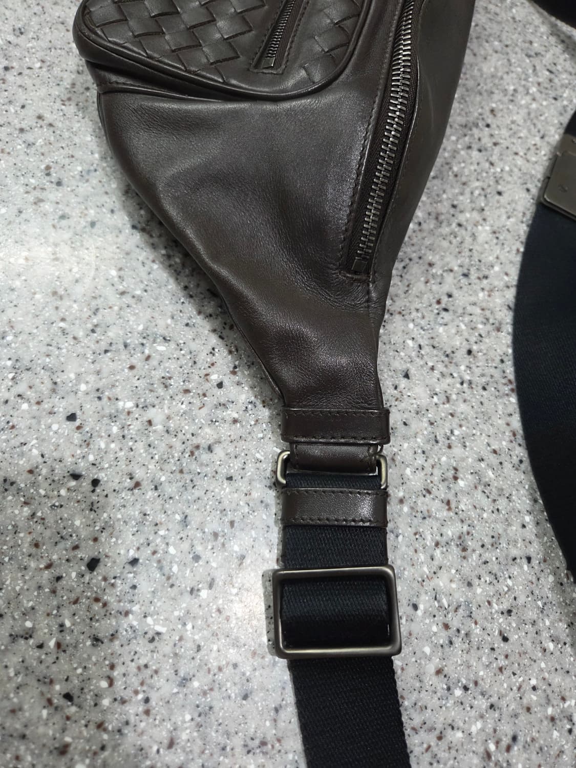 정품 보테가 베네타 가죽 힙색 상품이미지9