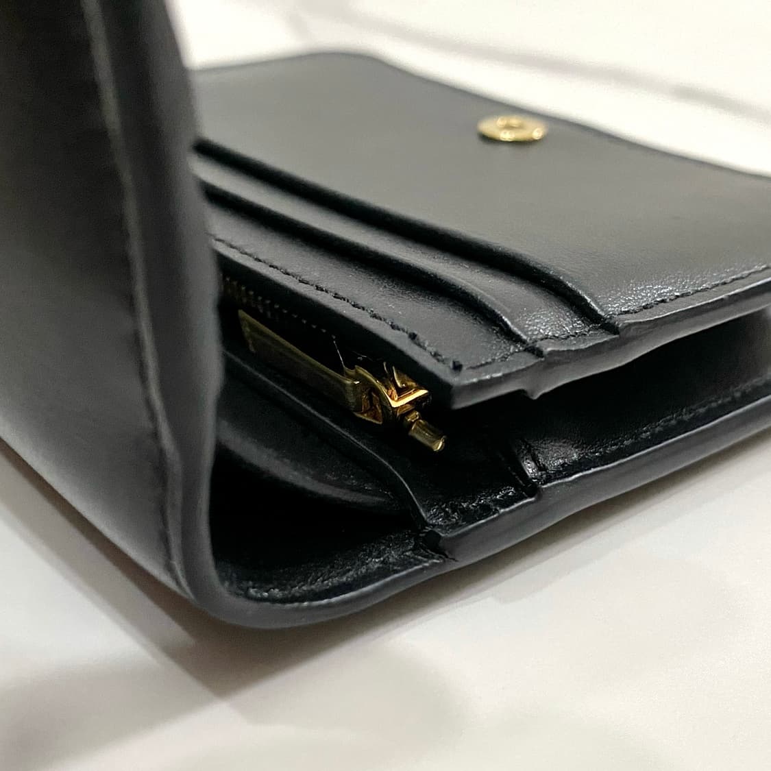 셀린느 트리옹프 카프스킨 컴팩트 월렛 여성 반지갑 블랙 상품이미지6