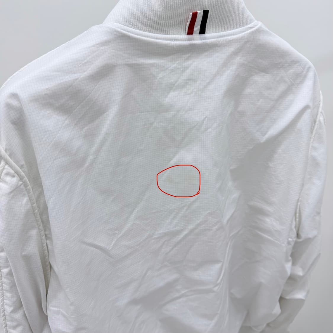 [B급/3] 톰브라운 삼선 로고 봄버 자켓 화이트 상품이미지9