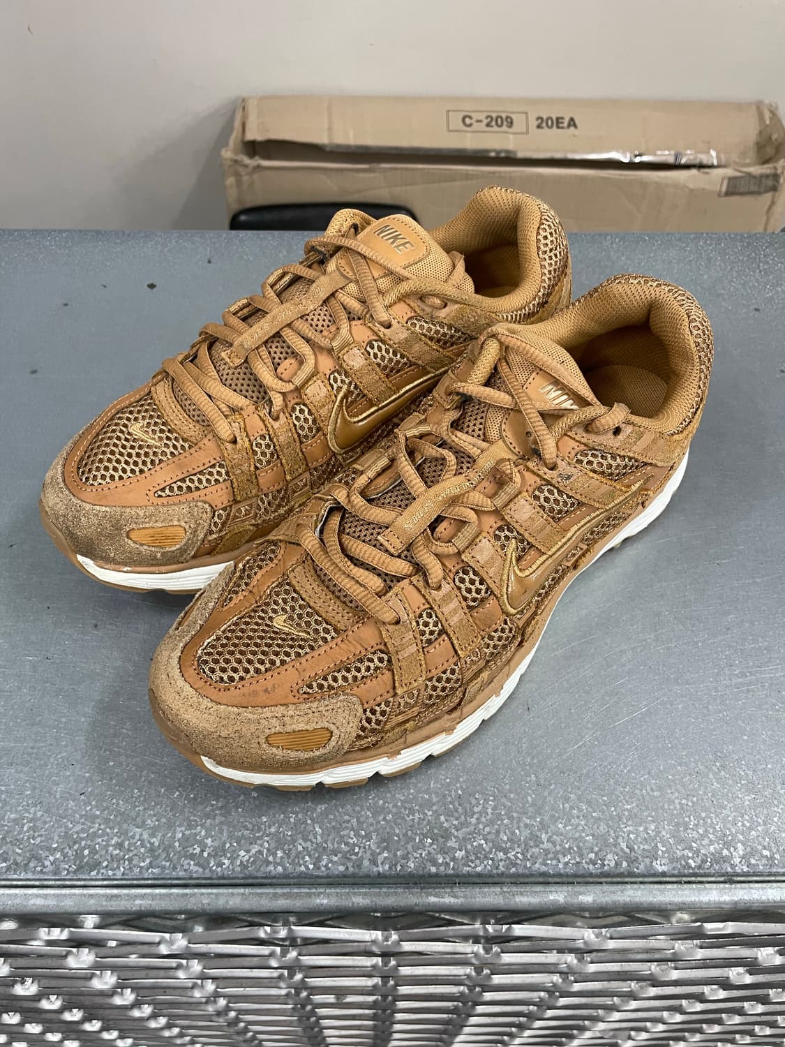 나이키 P-6000 SE 플랙스 메탈릭 골드 270 상품이미지2