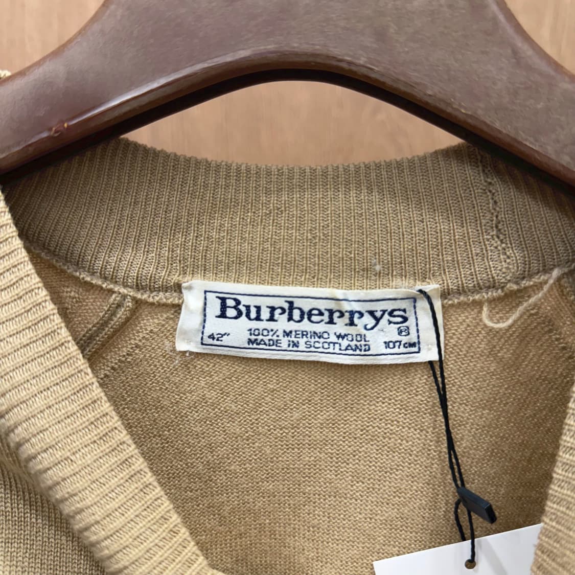 버버리 라운드넥 긴팔 니트 무지 로고 자수 디테일 레귤러핏 베이지 상품이미지7