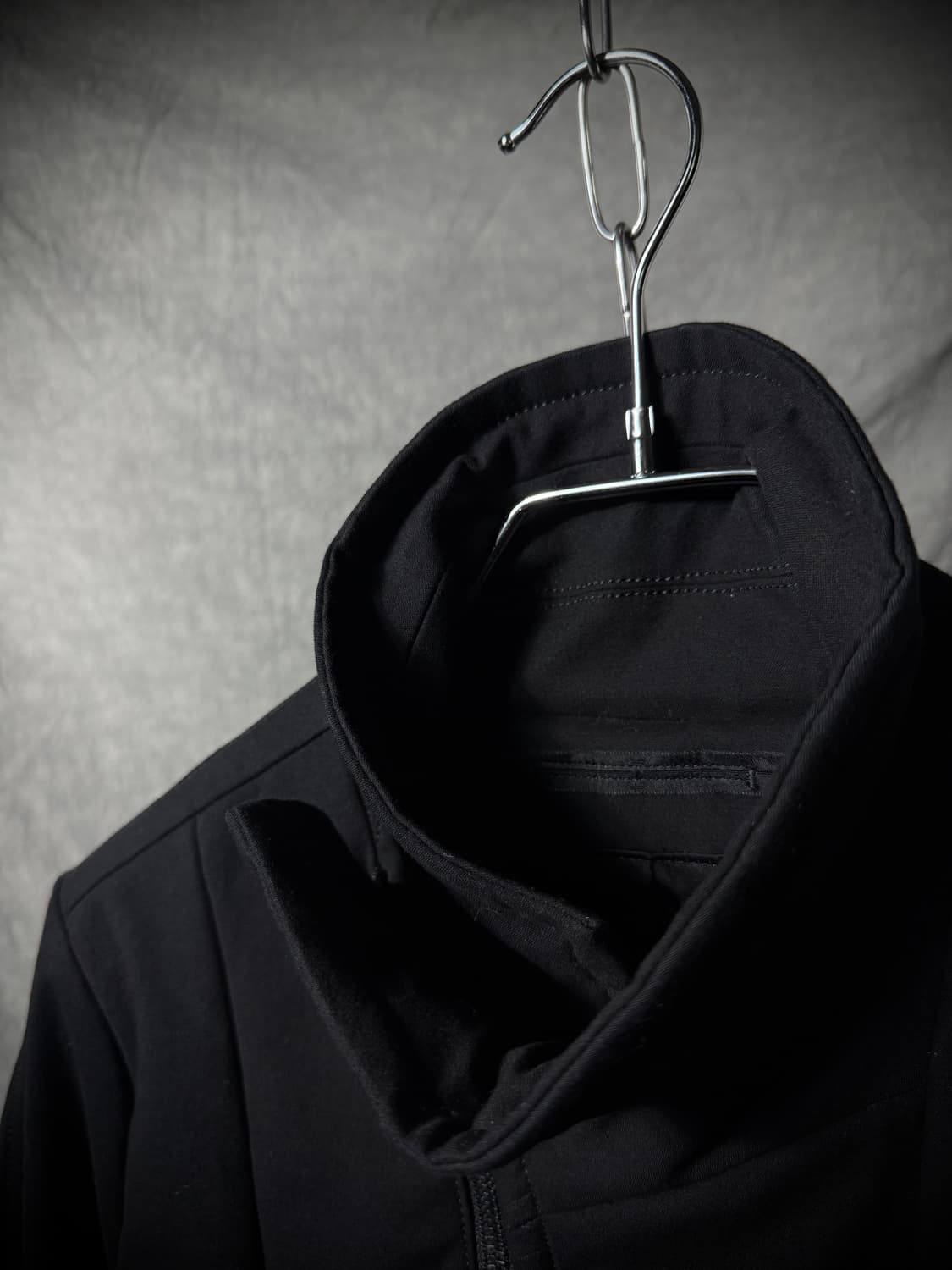 JULIUS High-Collar Asymmetric Zip Jacket 상품이미지5