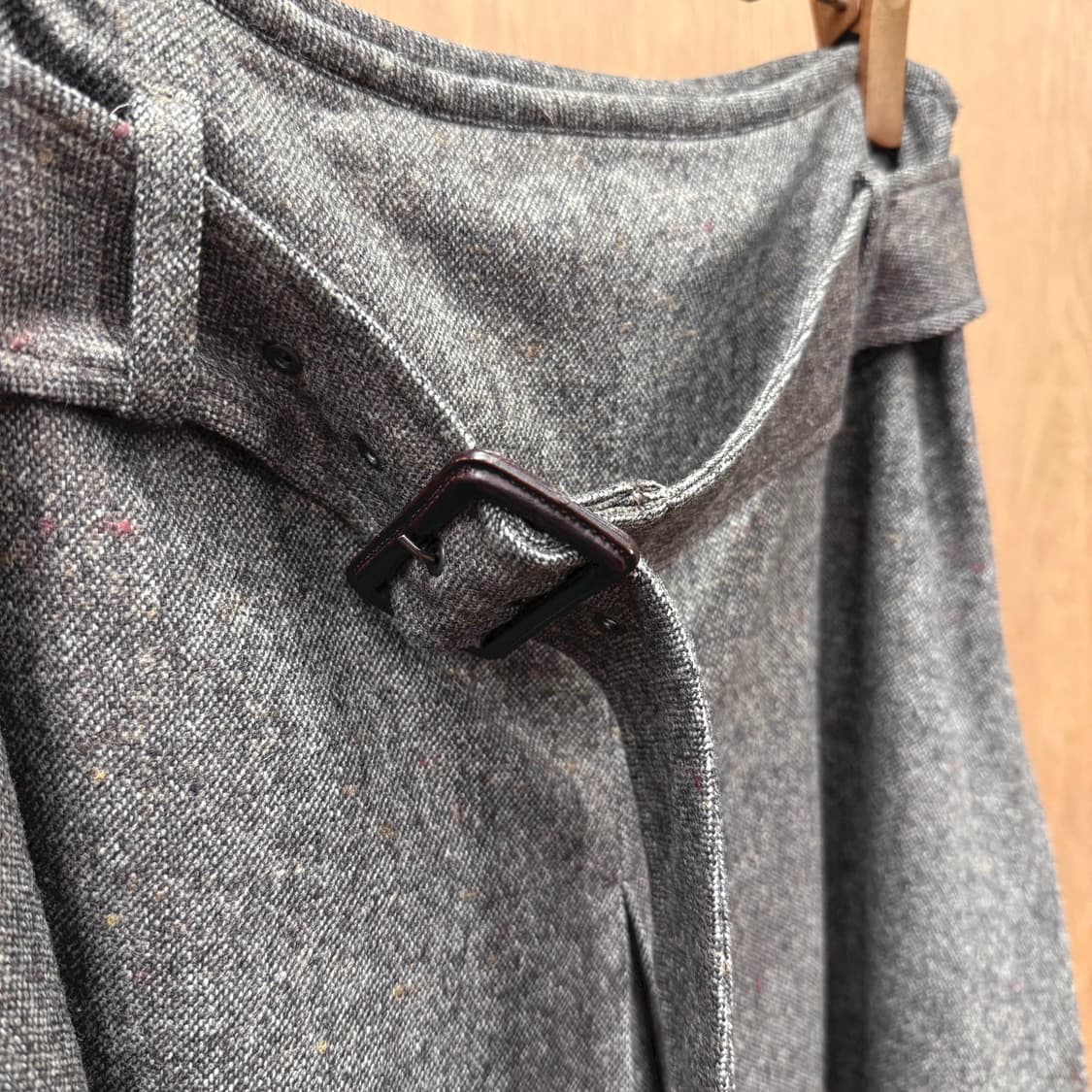 장폴고티에 팜므 울 블렌드 벨트 디테일 플리츠 미디 스커트 그레이 상품이미지6