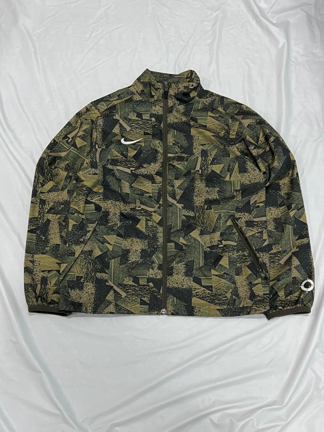 (M) 나이키 우먼스 스우시 자수로고 카모패턴 바람막이 상품이미지1