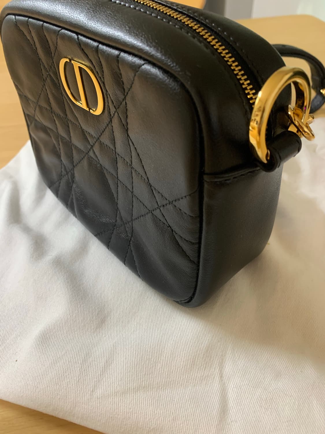 디올 카로 스몰 카메라백 블랙 상품이미지7