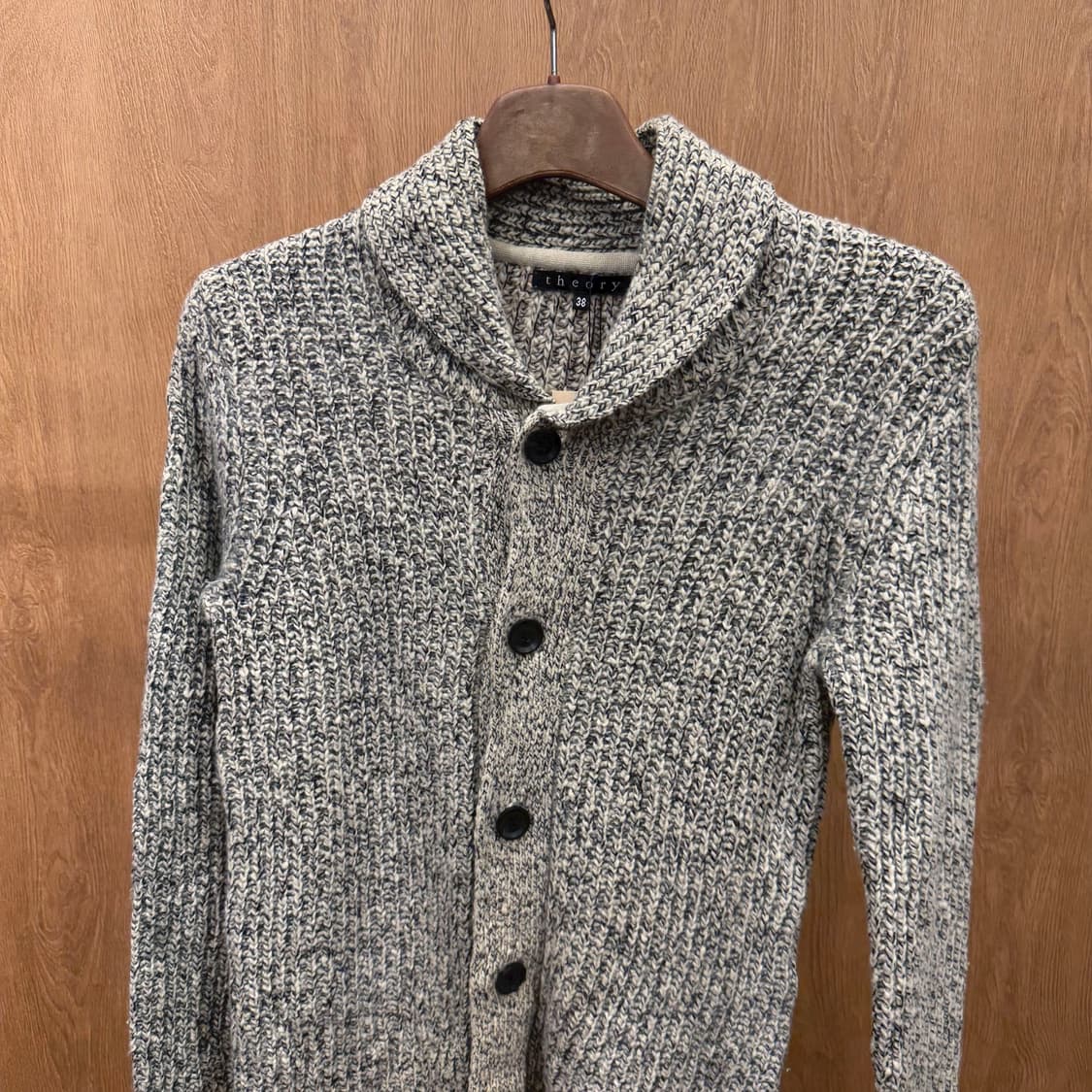 띠어리 숄카라 울 니트 가디건 전면 버튼 립 조직 디테일 아이보리 블랙 상품이미지4