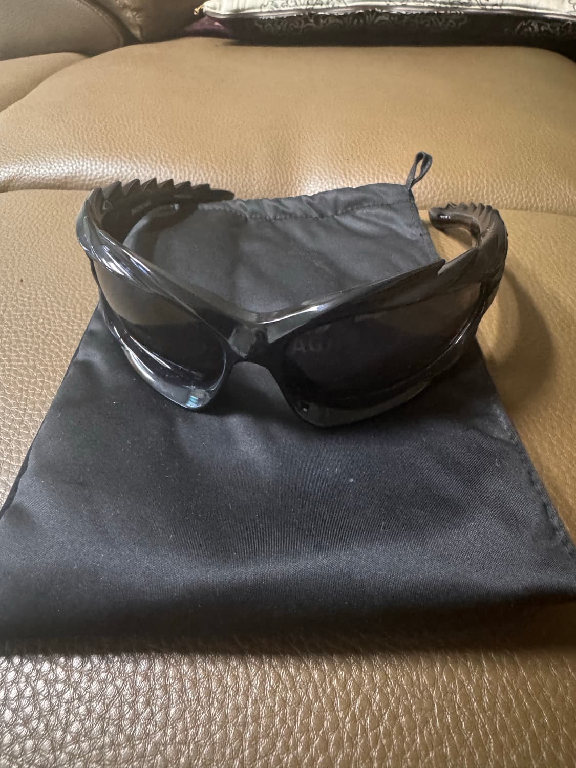 발렌시아가 스파이크 렉탱글 유일 매물(애쉬아일랜드 동일 제품) 상품이미지3