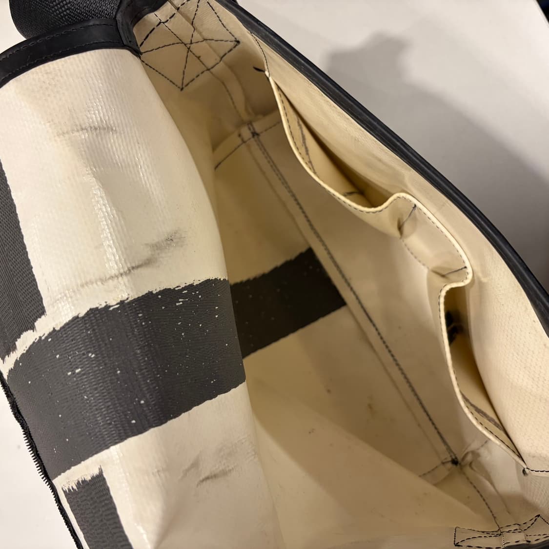 프라이탁 하와이 메신저백 블랙/아이보리 상품이미지7