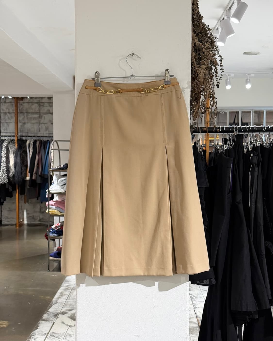 셀린느 베이지 플리츠 금장 로고 미디 스커트 상품이미지1