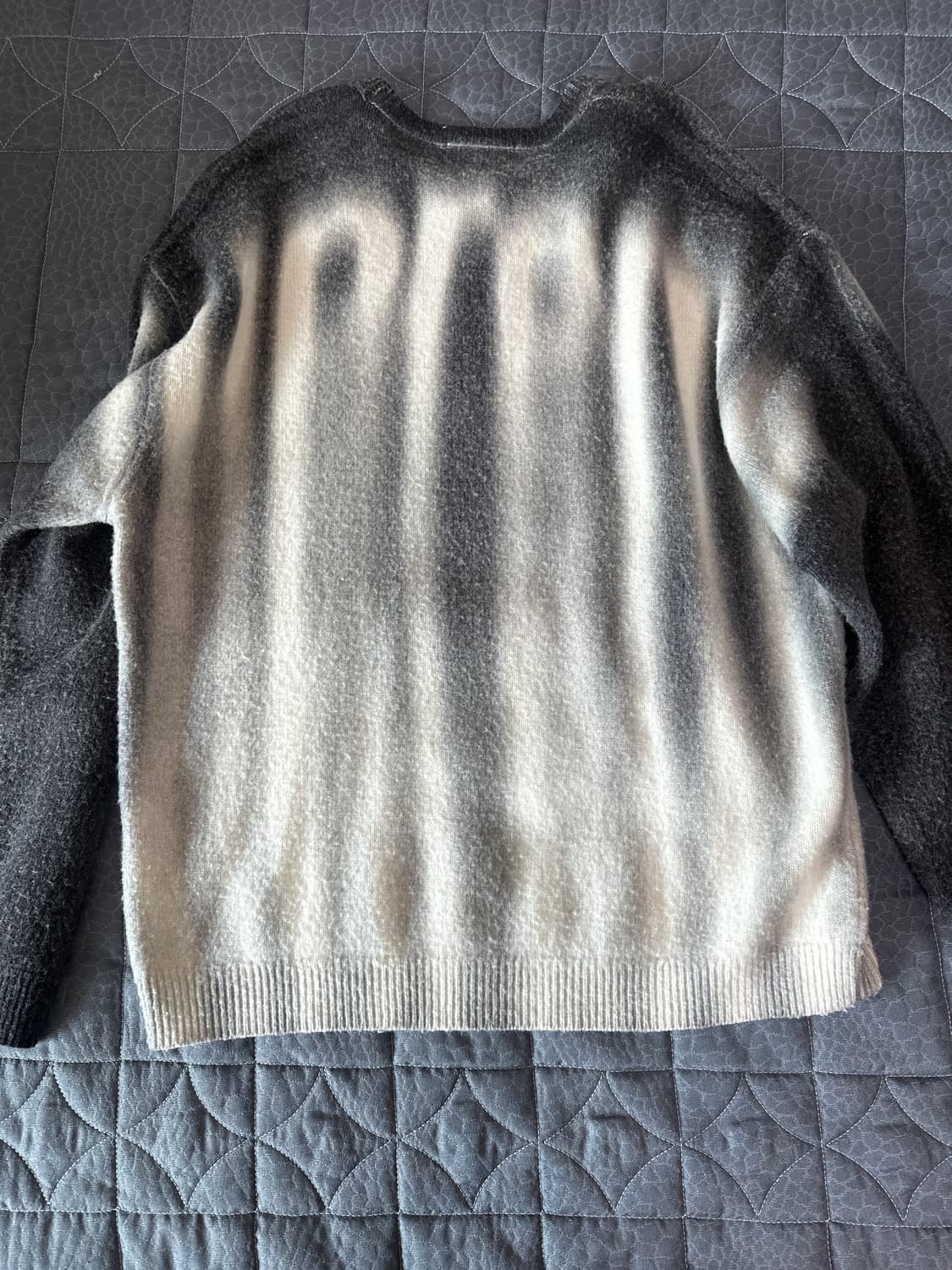 슈프림 블러드 로고 스웨터 블랙 - 23FW 상품이미지2