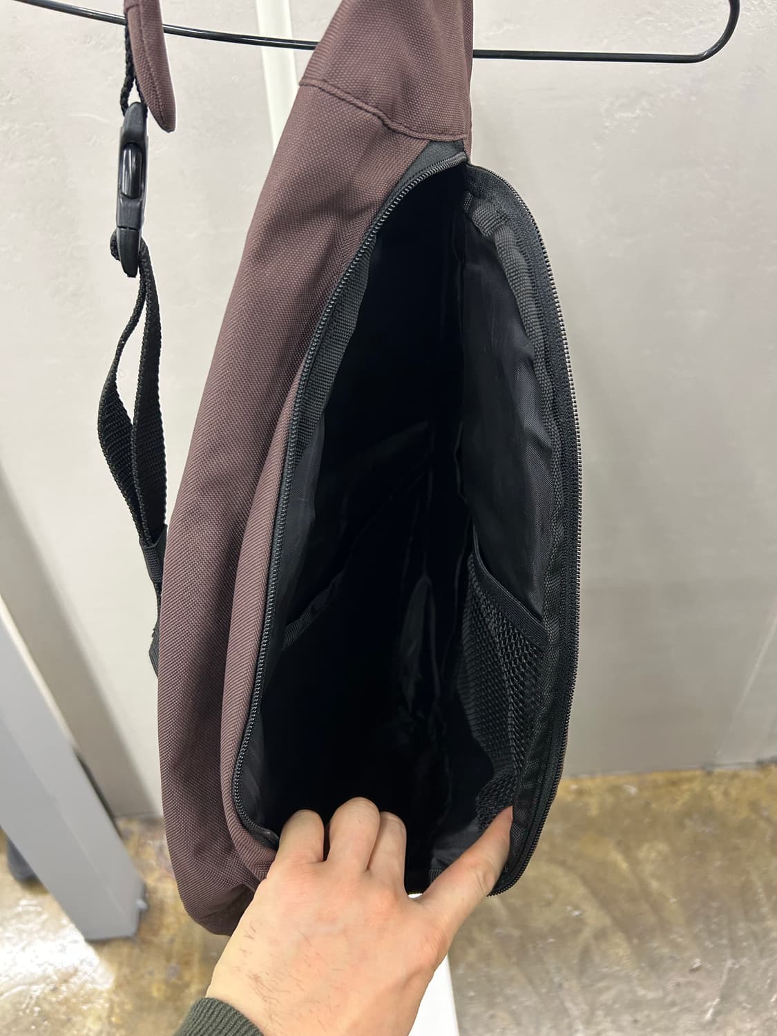 칼하트(Carharre) 버건디 슬링백 가방 상품이미지5