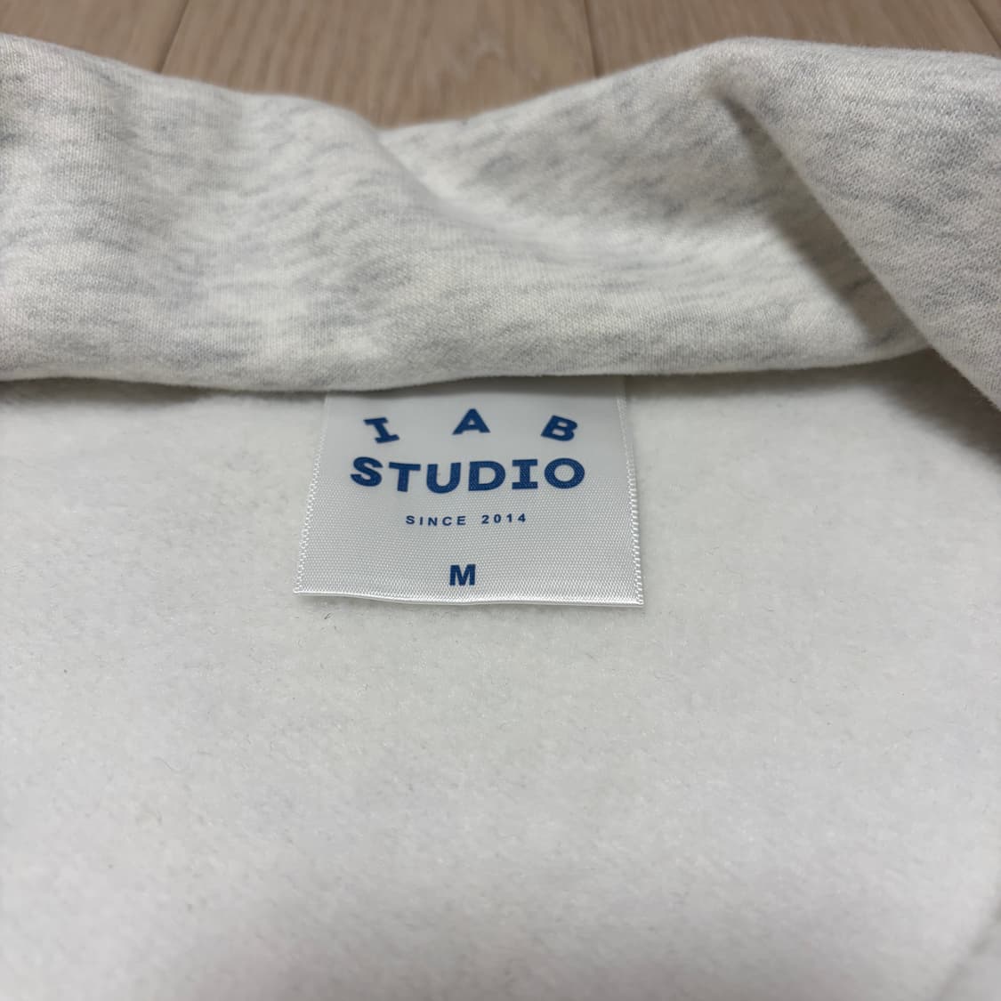 아이엠 스튜디오 스펠로고 하프집업 맨투맨 상품이미지6