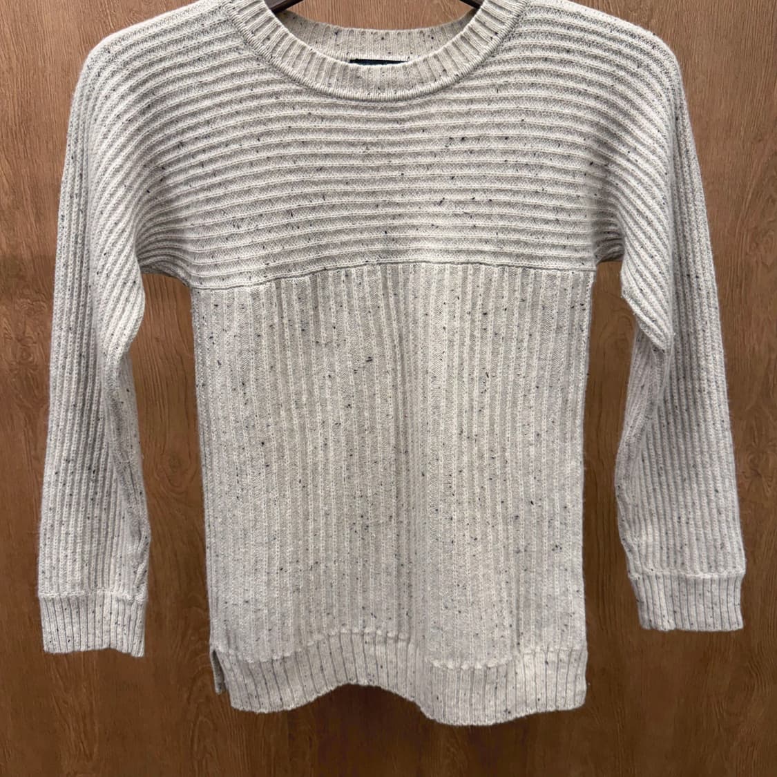 아페쎄 라운드넥 니트 멜란지 텍스처 디테일 슬림핏 라이트 그레이 상품이미지5