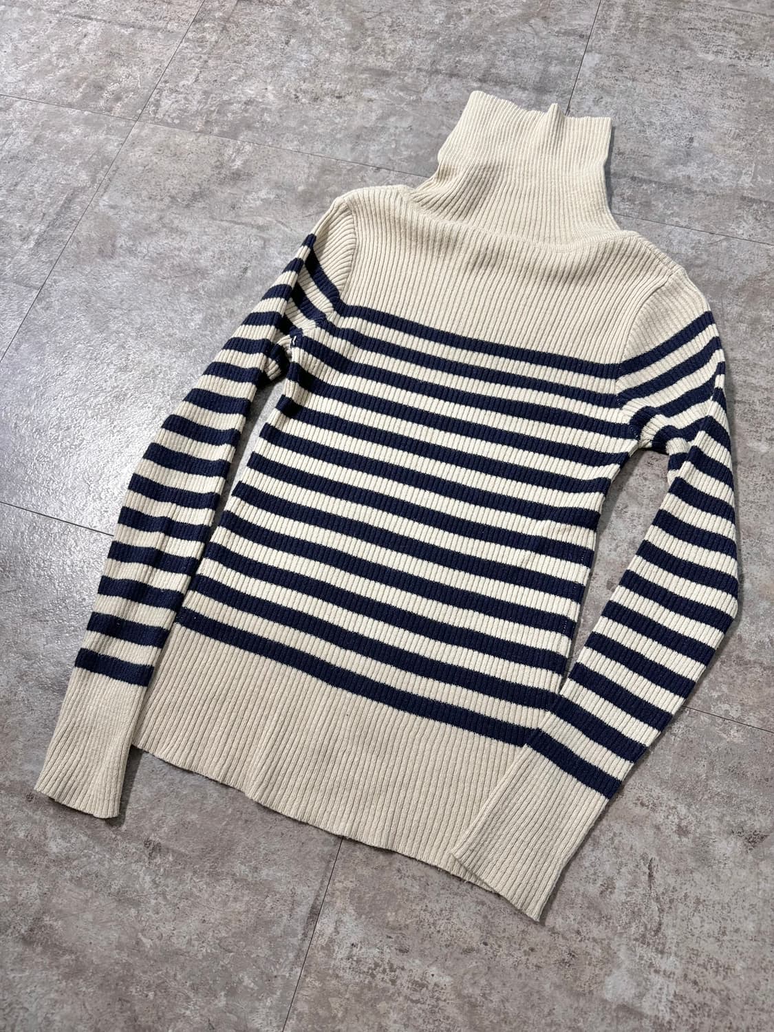 버튼 폴라넥 스트라이프 패턴 니트 상품이미지4