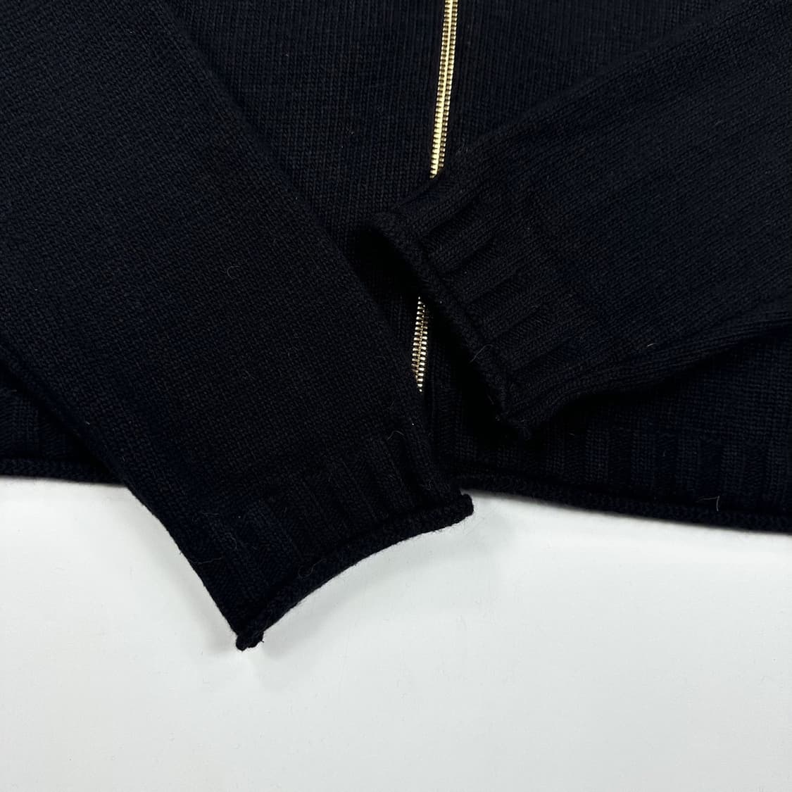 마뗑킴 스펠 백로고 블랙 울 니트 집업 (S 여성추천) 상품이미지4