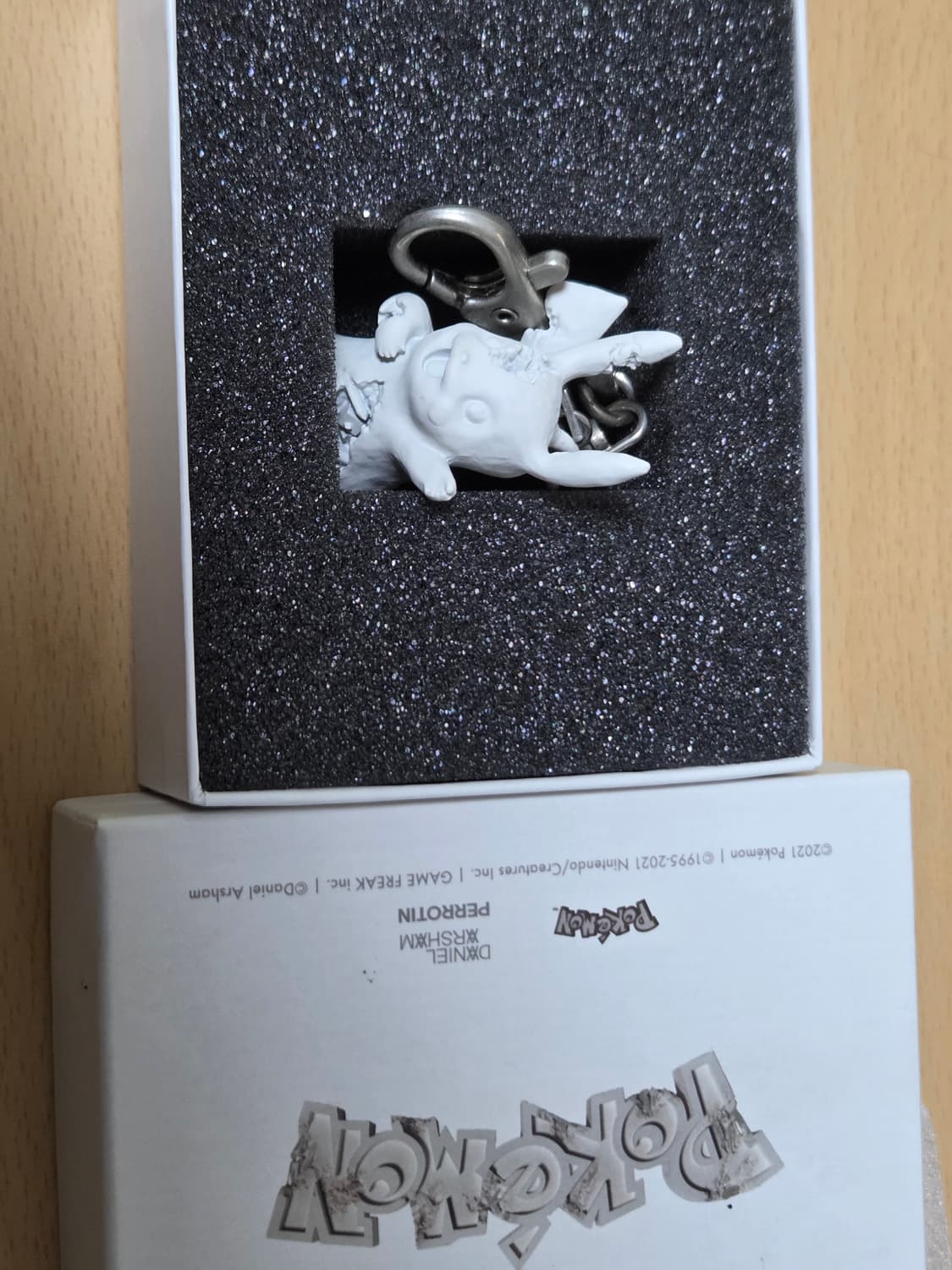 다니엘 아샴 x 포켓몬 x 2G 도쿄 크리스탈라이즈드 피카츄 키체인 상품이미지1