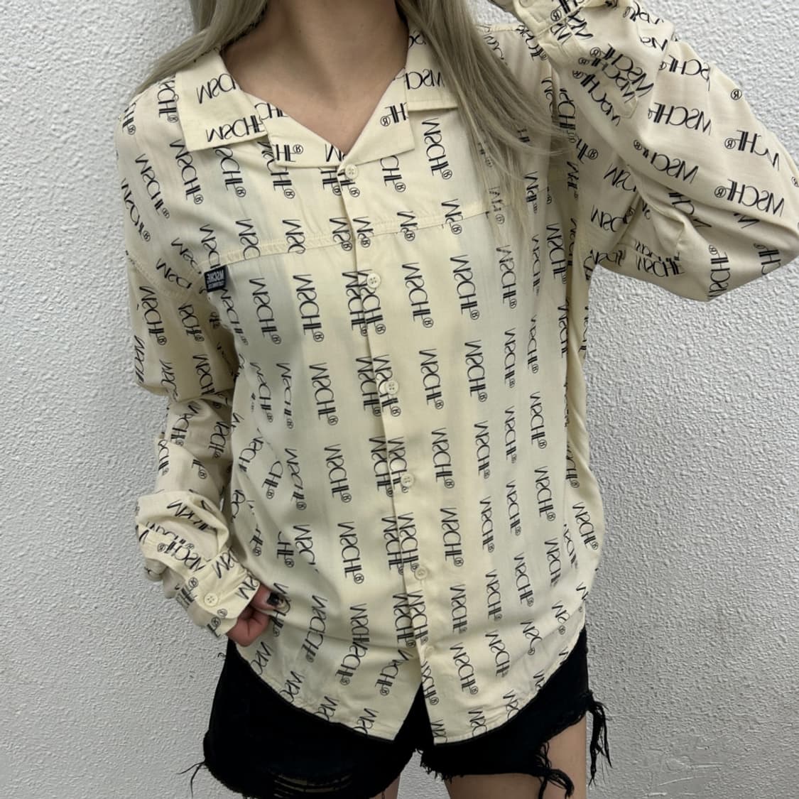 미스치프 로고 패턴 베이지 리비트 셔츠 상품이미지1