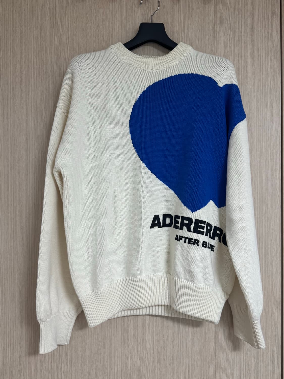 아더에러 트윈하트 로고 니트 아이보리 A1사이즈 상품이미지1