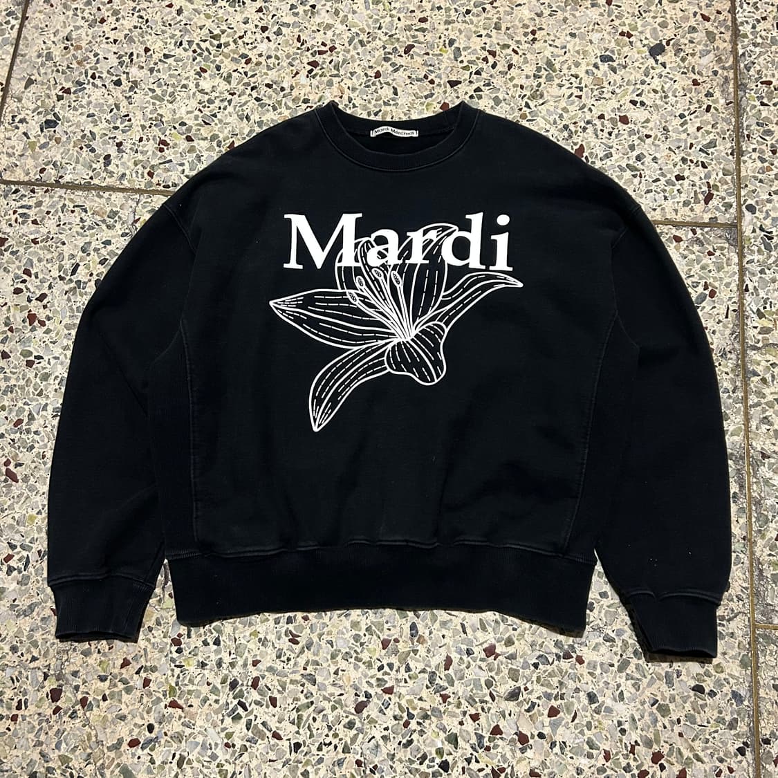 마르디 메크르디 블랙 플라워 맨투맨 상품이미지1