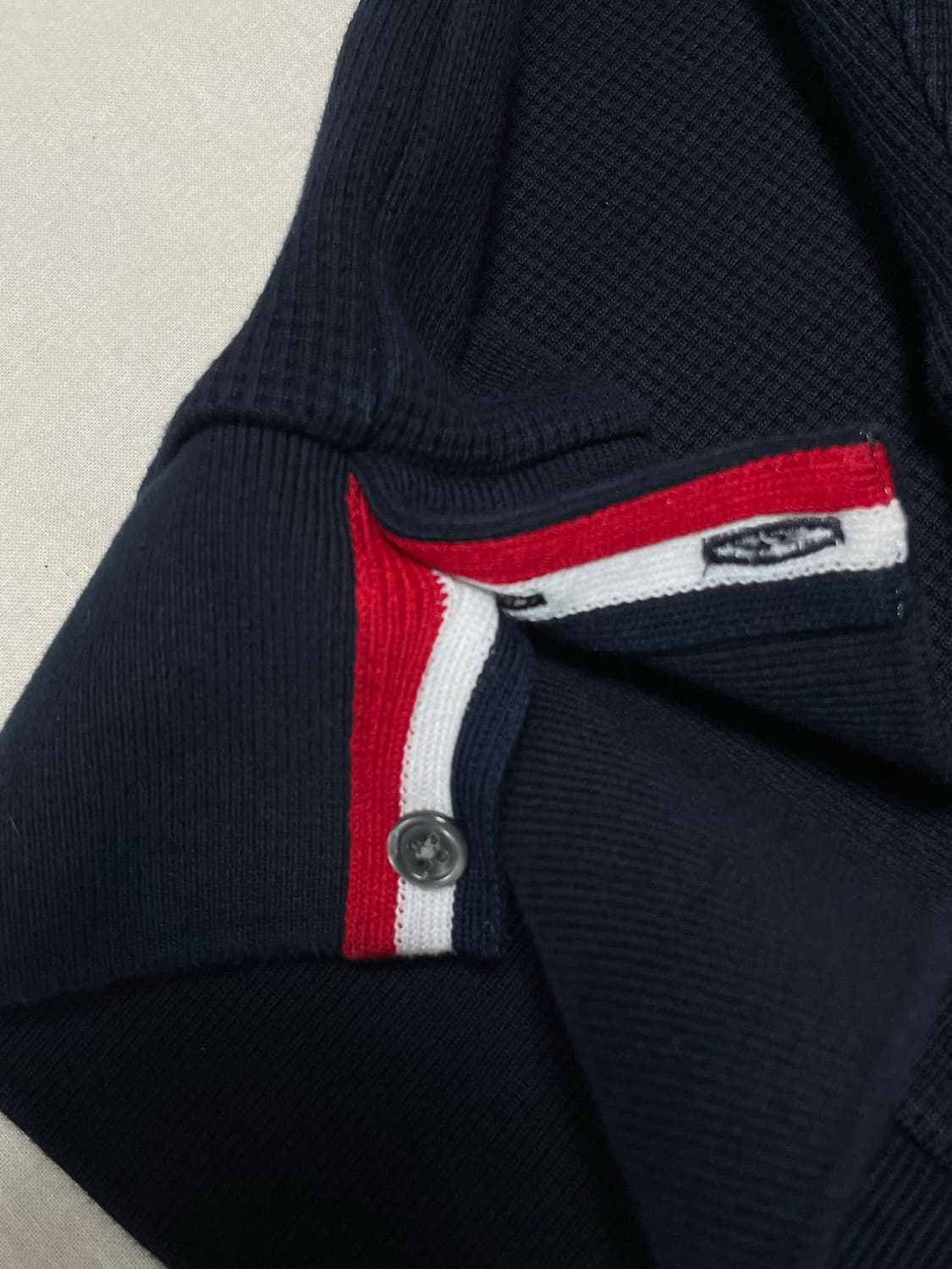 새상품급) 톰브라운 사선완장 래글런 와플 니트 맨투맨 [4] 상품이미지5