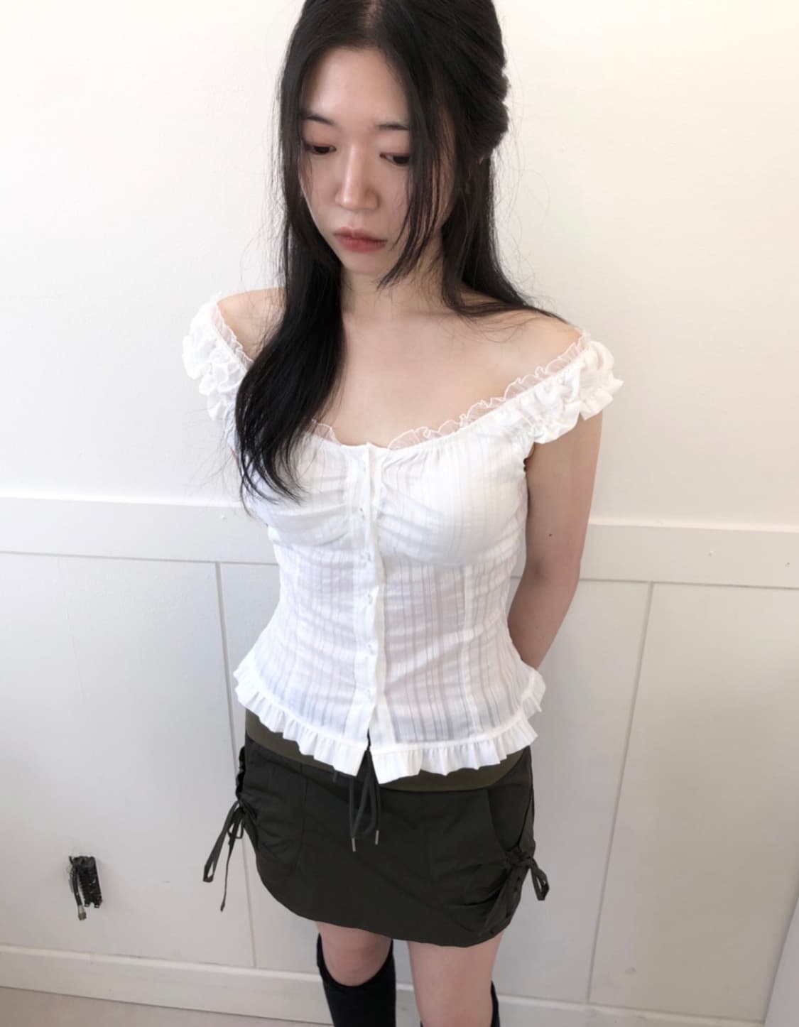 그린씨 스트라이프 프릴 블라우스 화이트 지그재그 에이블리 상품이미지1