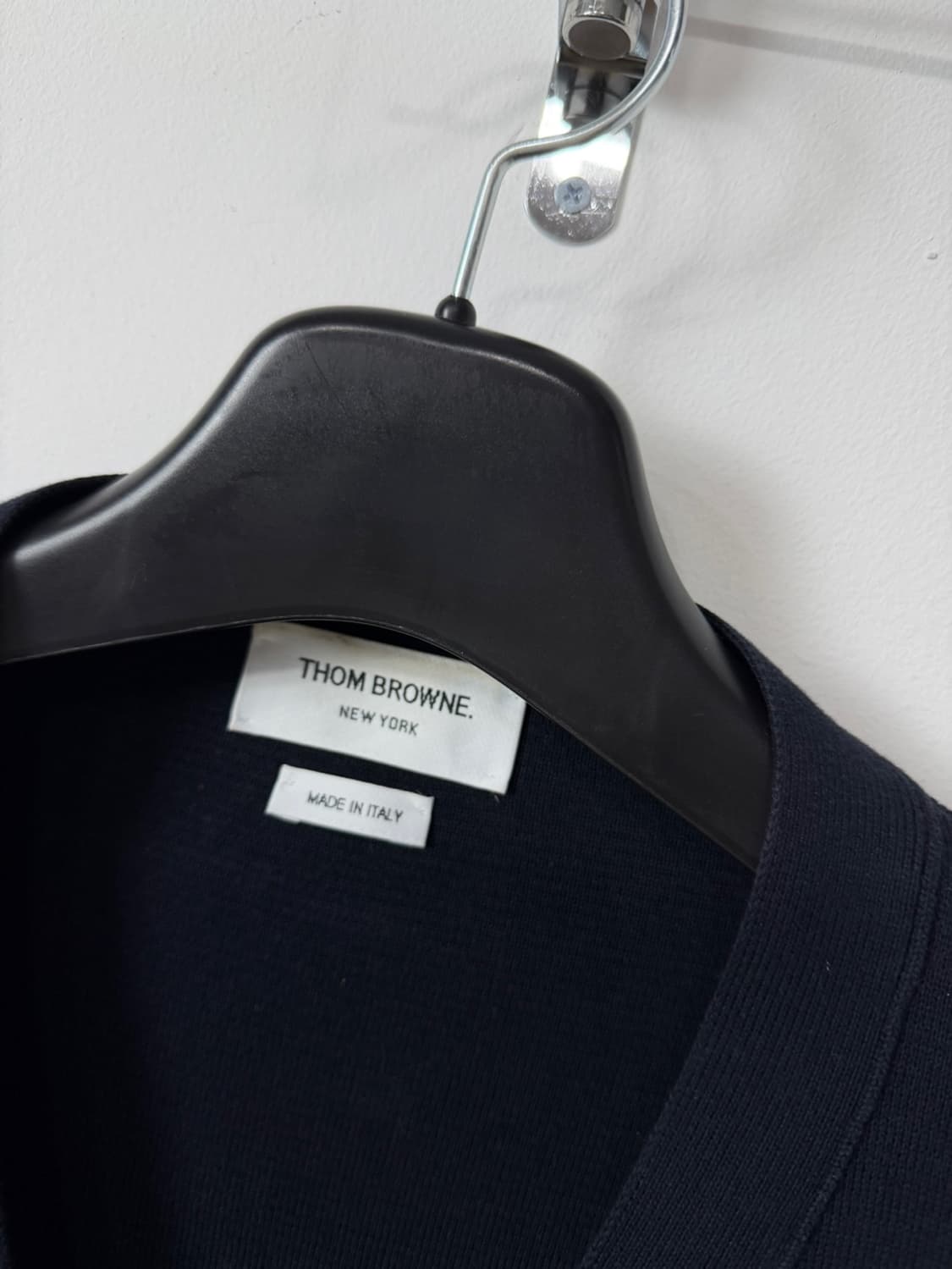 톰브라운 밀라노 스티치 스트라이프 암밴드 브이넥 가디건  상품이미지7