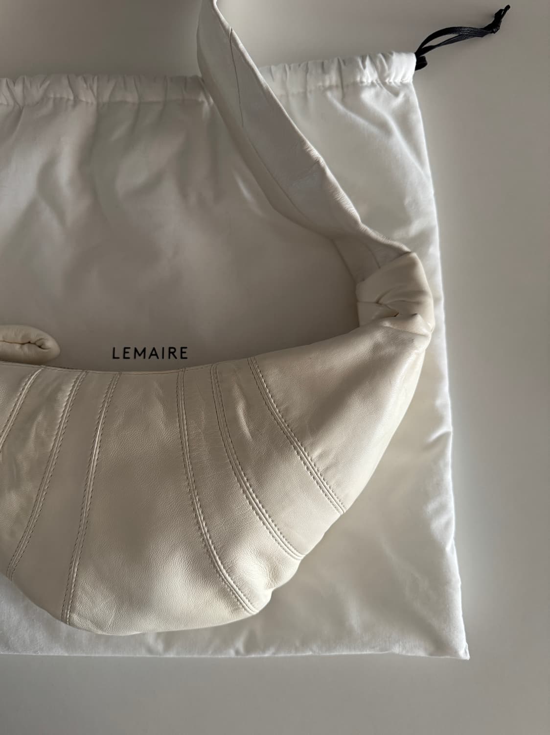 르메르 크루아상백 스몰 소프트나파 화이트 상품이미지3