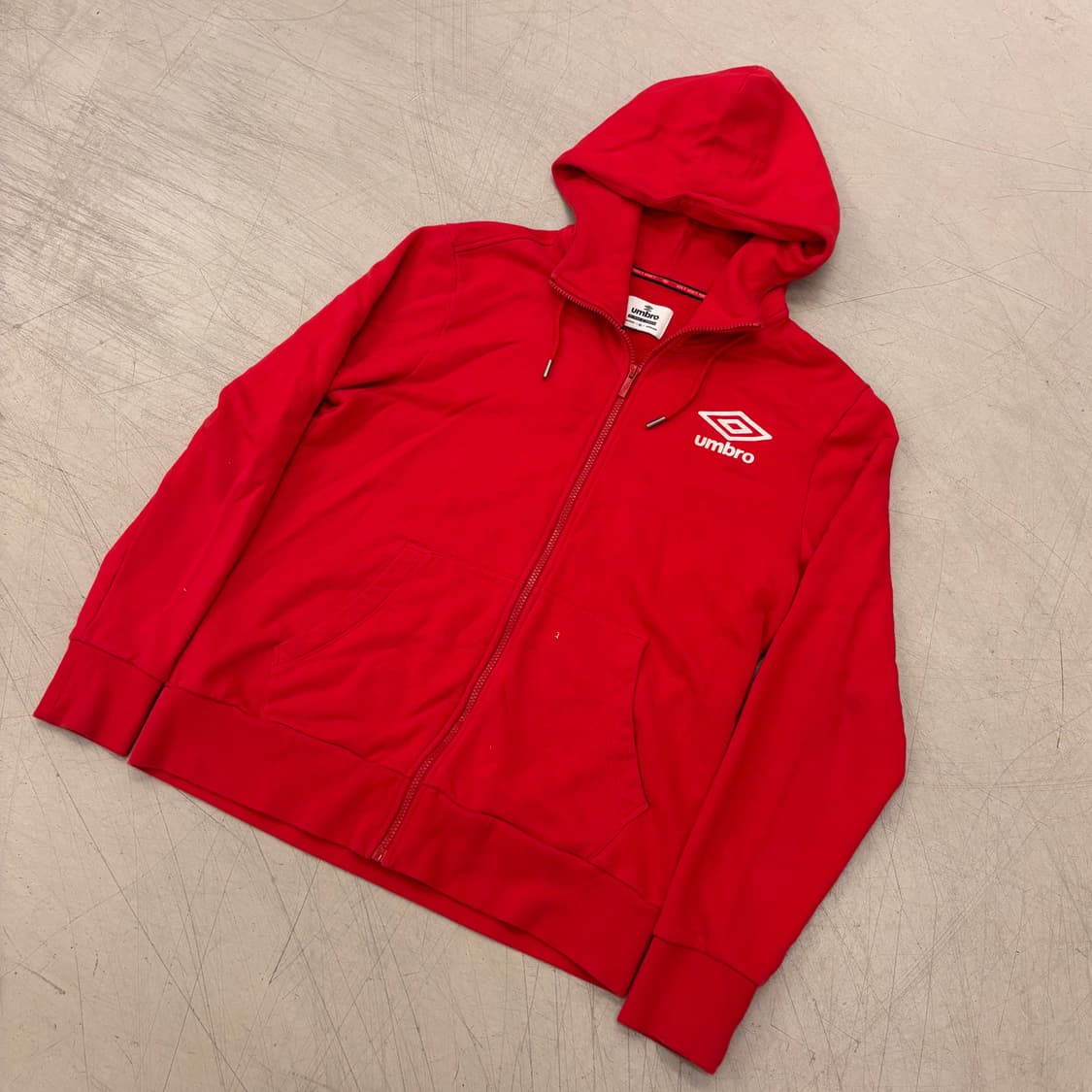 엄브로 빅로고 레드 후드집업 상품이미지1