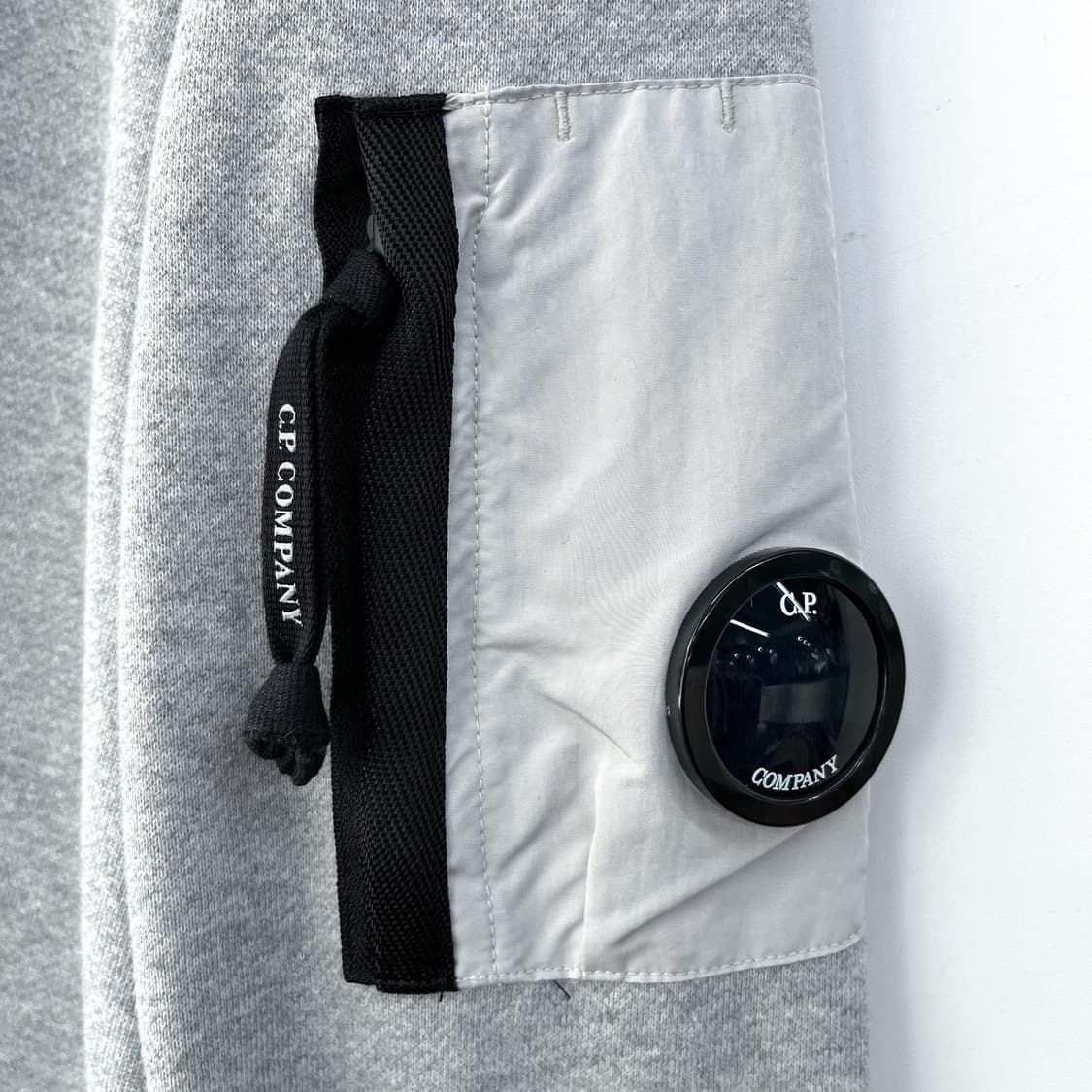 씨피 컴퍼니 렌즈 포켓 그레이 크루넥 맨투맨 상품이미지4